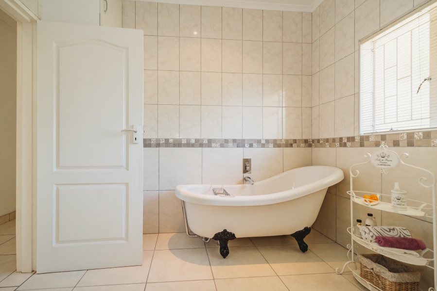 5 Bedroom Property for Sale in Heather Park Western Cape